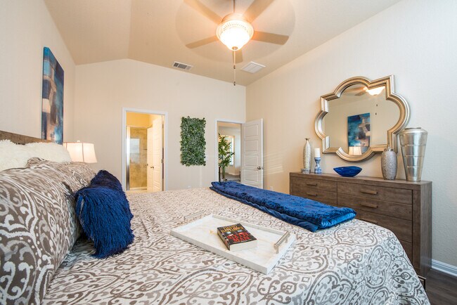 Building Photo - 6607 Lake Woodlands Dr