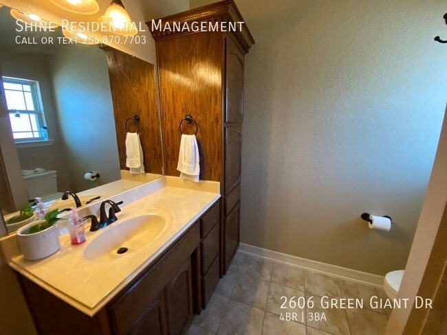 Building Photo - 2606 Green Giant Dr