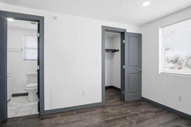 Building Photo - Beautiful 1 bedroom 1 bath apartment near SW 59!