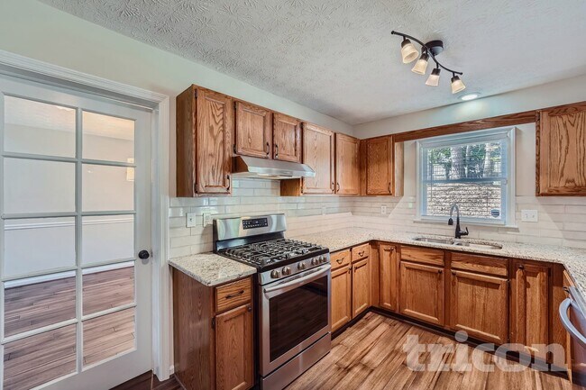 Building Photo - 10930 Pinehigh Dr
