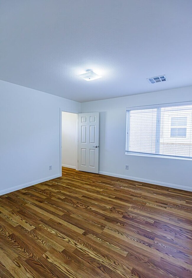 Building Photo - Beautiful 2 story Home