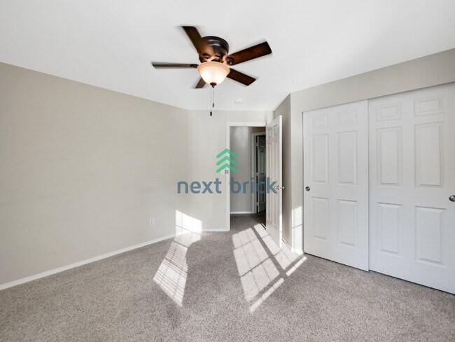 Building Photo - Spacious 3 Bedroom 2.5 Bath Highland Park Home.