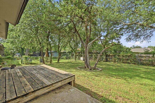 Building Photo - 2313 Lakehurst Dr