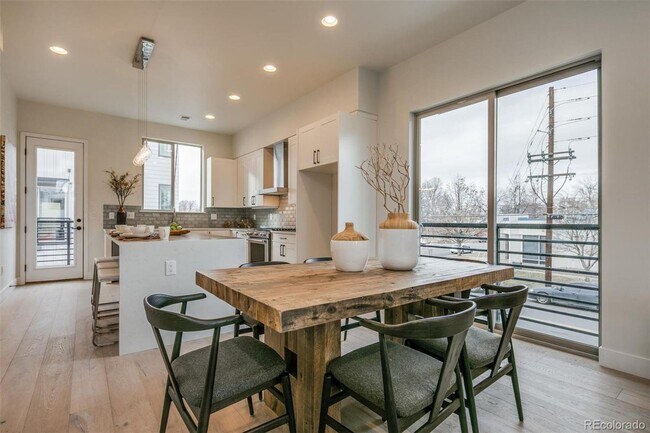 Building Photo - Beautiful Townhome in Southeast Denver