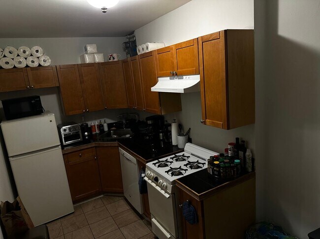 Building Photo - 1Br/1Bth, Laundry Onsite