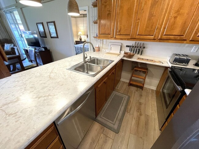 Building Photo - Step into the peaceful and lovingly cared-for 2-bedroom, 2-bath condo in Haleakala Shores — one o...