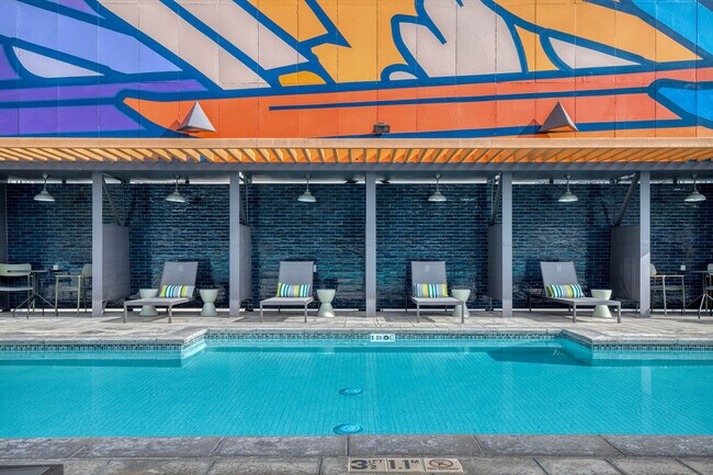 Building Photo - 612 Flower St