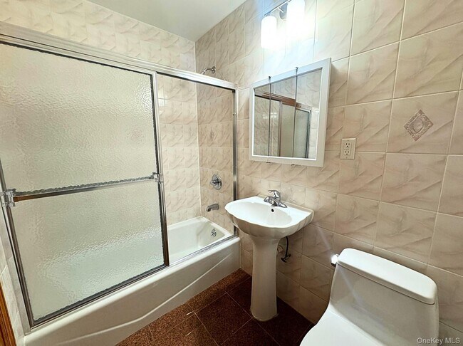 Building Photo - 62-63-63 Ellwell Crescent