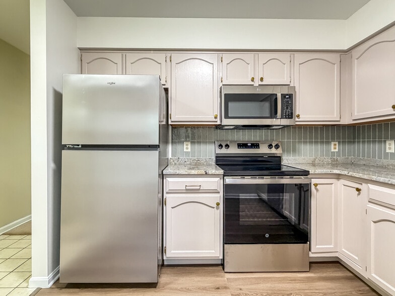 Building Photo - 208 Greenview Dr