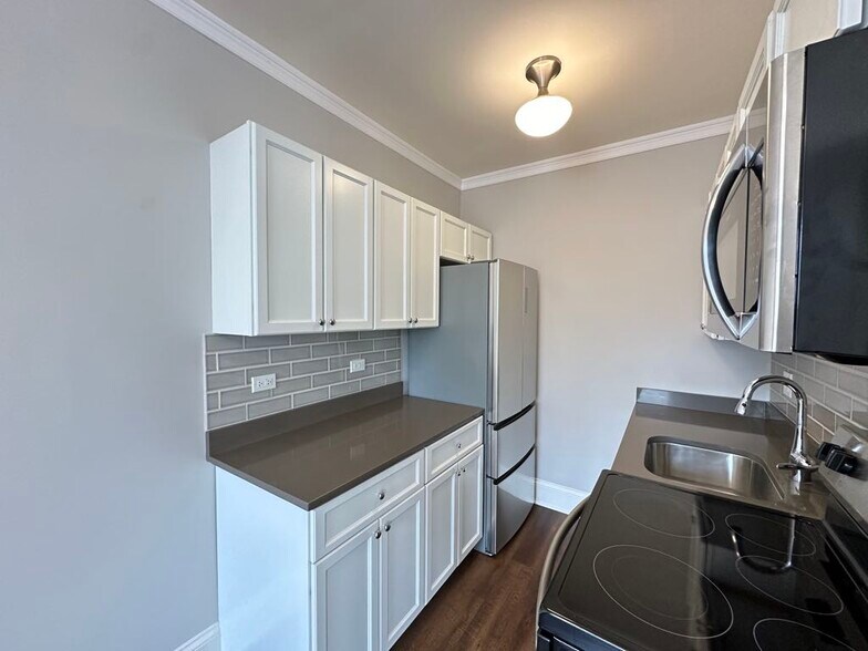 Building Photo - 817 W Lakeside Pl