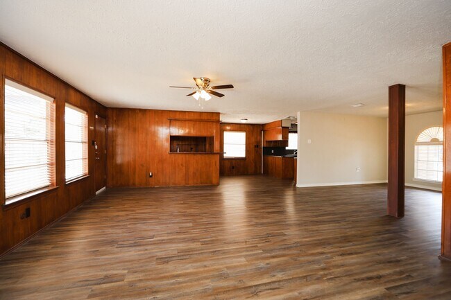 Building Photo - 815 Park Meadow Dr