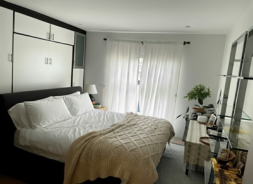 Building Photo - 170 Gore St