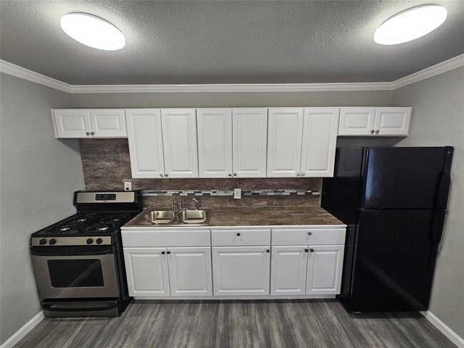 Building Photo - 221 Caylor St