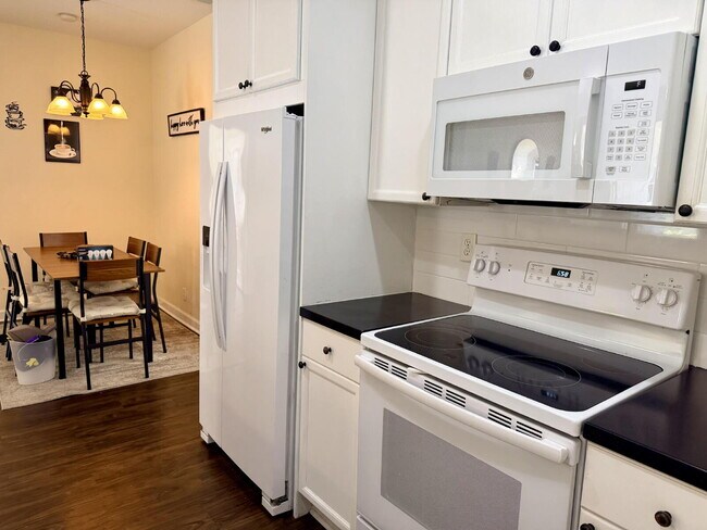 Building Photo - "Charming 3-Bed, 2-Bath Oasis in Wellington's Heart – 1060 Sqft of Comfort Awaits!"