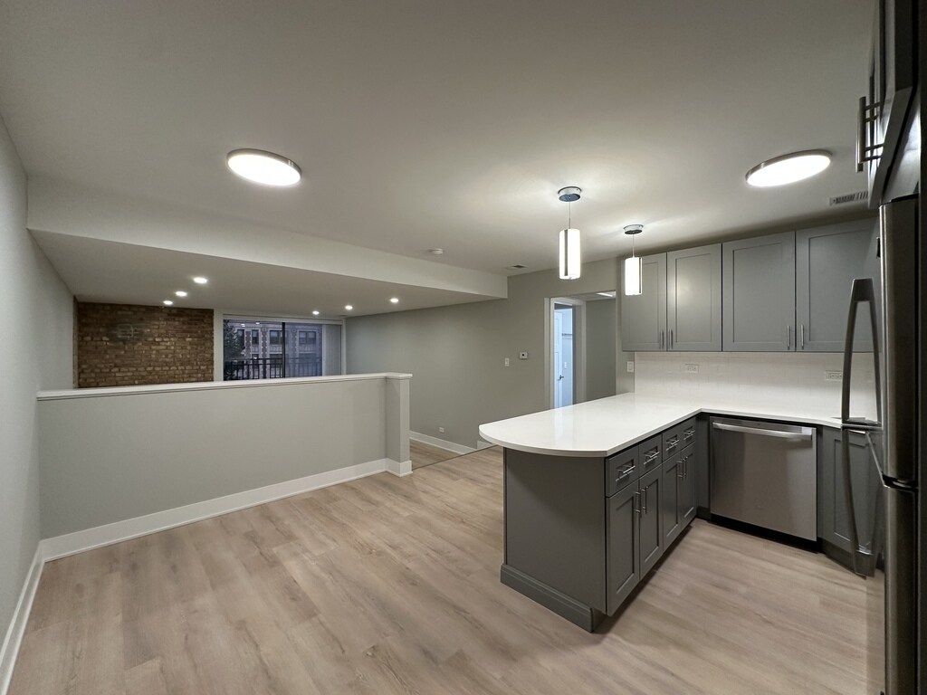 Building Photo - 1220 N La Salle Dr