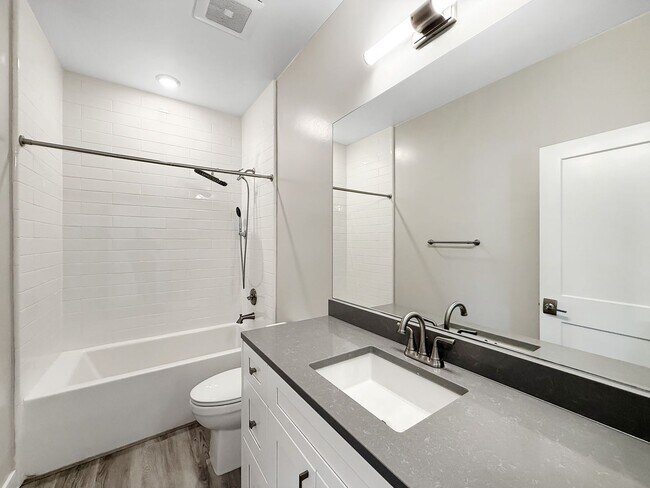Building Photo - Stunning 3B/2.5BA Townhome in Oceanside fo...