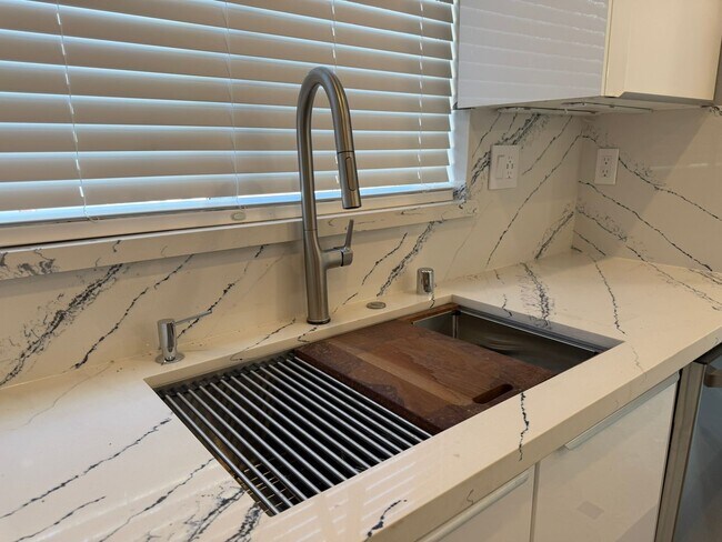 Building Photo - EPIC REA - Fully Renovated 5BR/3BA Home in...