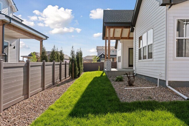 Building Photo - New Charming Berthoud Home with Modern Com...
