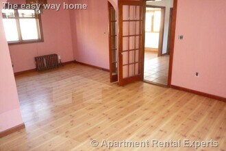 Building Photo - 569 Main St