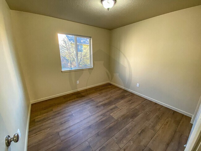 Building Photo - Willamina Duplex