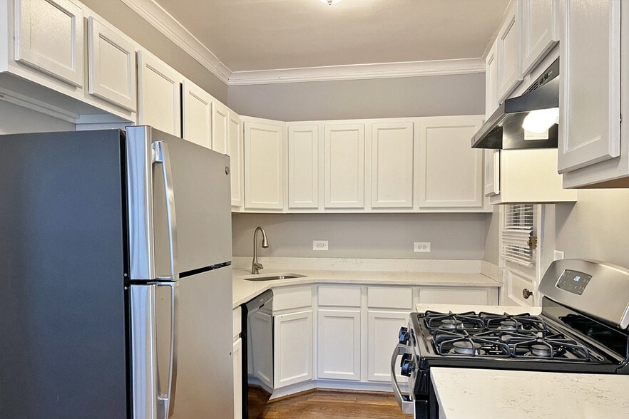 Primary Photo - 301-313 N. Oak Park Ave.