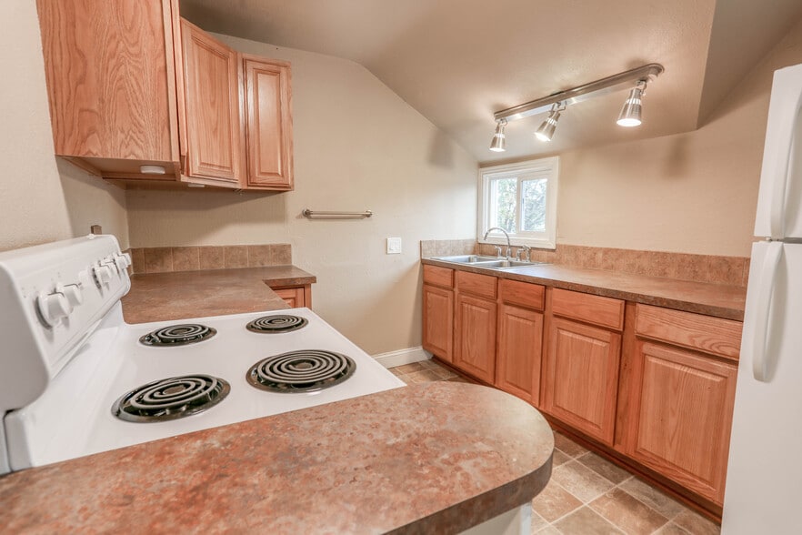 Building Photo - 3919 Creston Ave