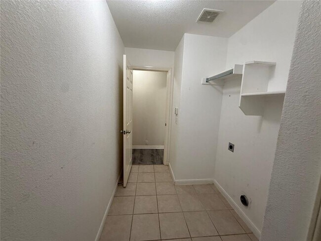 Building Photo - Beautiful 3 bed 2 bath house on corner lot