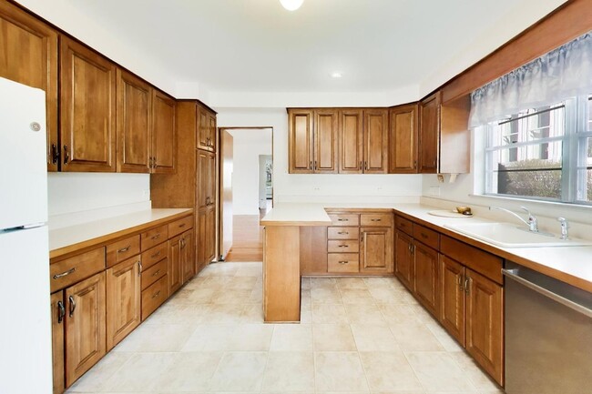 Building Photo - 545 Thatcher Ave