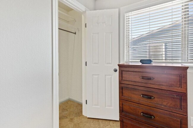 Building Photo - 3 Bedroom 2 Bath Beautiful home