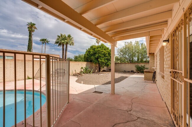 Building Photo - Great East Side Location 4 Bed/2 Bath Home