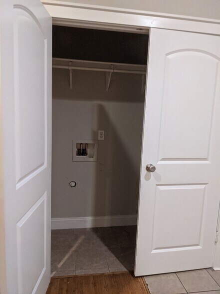 Washer/dryer hook up - 1319 N Davidson St