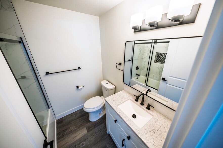 bathroom - 4685 Riverview Ave