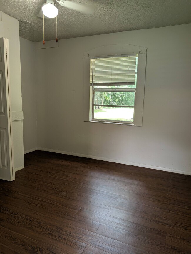 bed - 14815 N 20th St