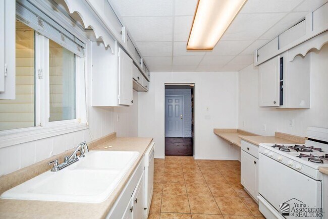 Building Photo - 1281 W 18th St