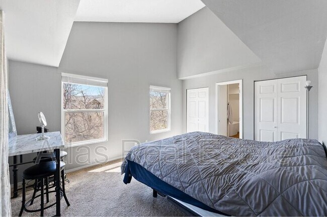 Building Photo - 12024 W Cross Dr