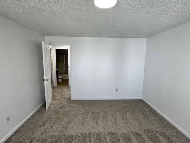 Building Photo - 2 BEDROOM TOWNHOME NEAR NORTH MEDFORD HIGH...