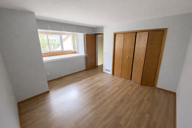 Building Photo - Updated 2br/1ba Townhome in Apple Valley