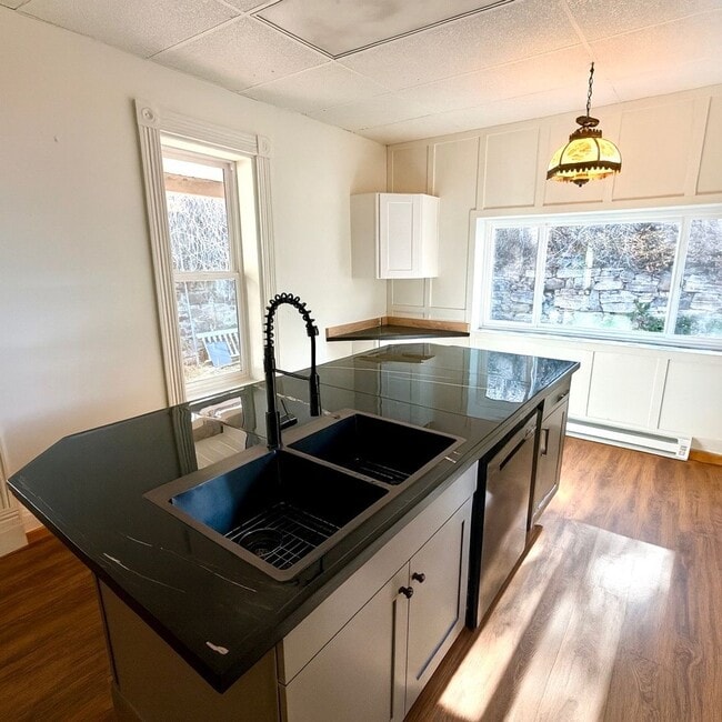 Building Photo - 4 Bed 1.5 Bath Victorian Style Single Fami...