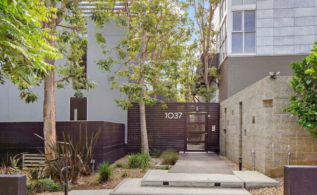 Building Photo - 1037 N Laurel Ave