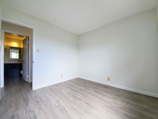 Building Photo - Rarely available! Upgraded ground floor 2b...