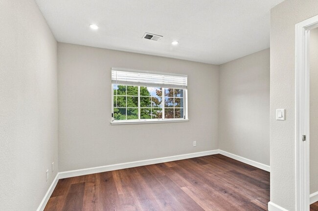 Building Photo - 749 Glenborough Dr