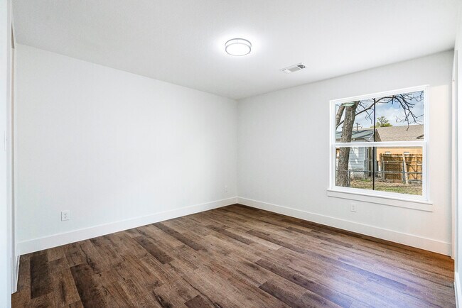 Building Photo - 1521 S Rusk Ave