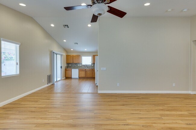 Building Photo - Single story 3 bedroom home in a lovely NW...