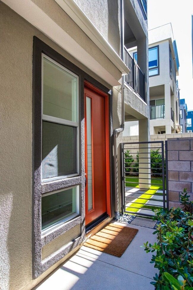 Building Photo - Highly Desired 4 Bedroom Floor Plan in Lig...