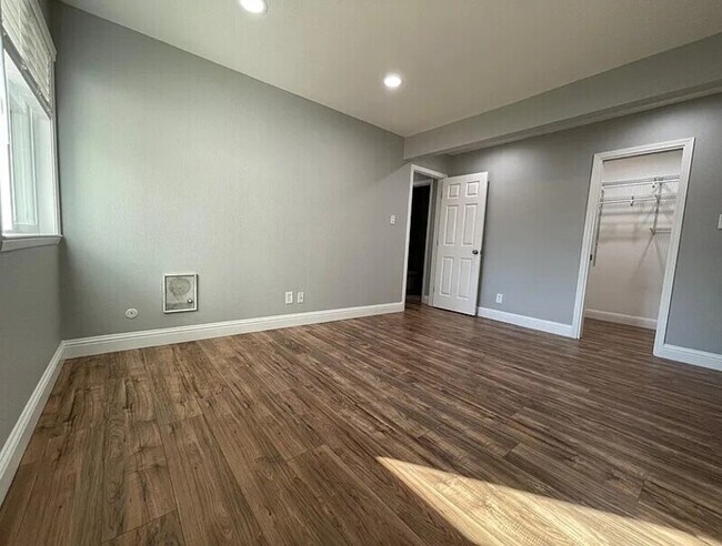 Building Photo - 410 Auburn Way