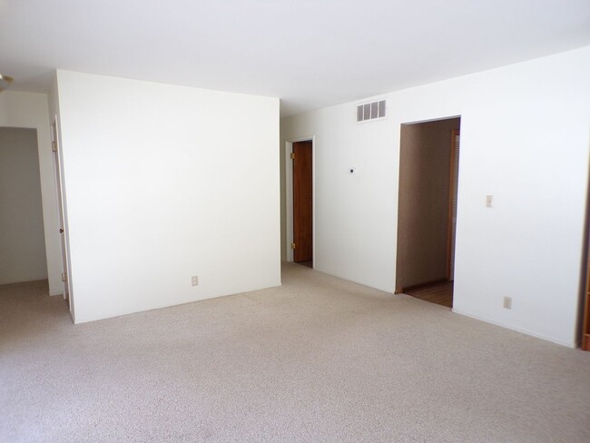 Building Photo - Light-Filled Home in Ideal Traverse City Neighborhood