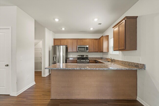 Building Photo - 4 Bedroom, 2.5 baths, with a 2 car garage located in Shell Point Farm.