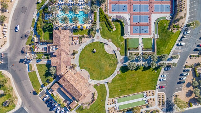 Building Photo - 180 Degrees of Golf Views