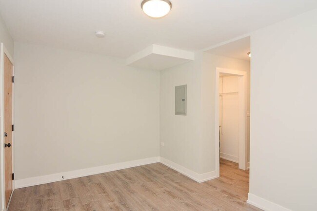 Building Photo - 434 W Belden Ave