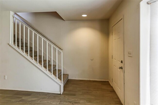 Building Photo - 9901 Sharpcrest St